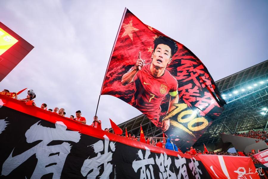 袁悦晋级感谢费德勒让自己追星成功；小布赢球说跟对手节奏合拍