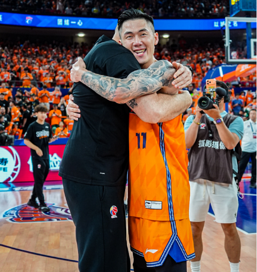 同样是NBA传奇巨星，为何科比营销害人，詹姆斯营销却无害？