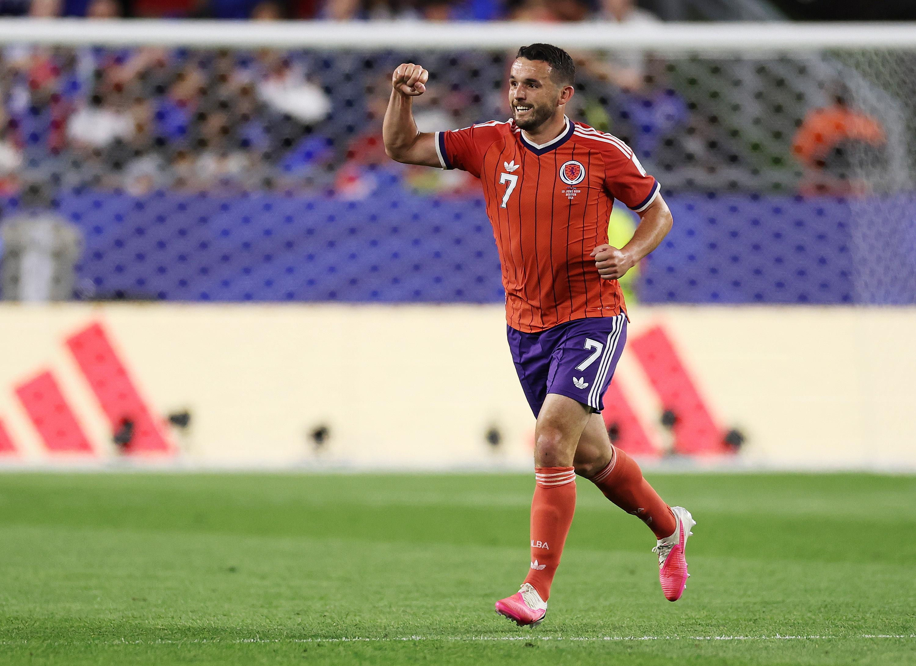 世体：世界杯18决赛西葡战，巴萨体育总监德科现场观战