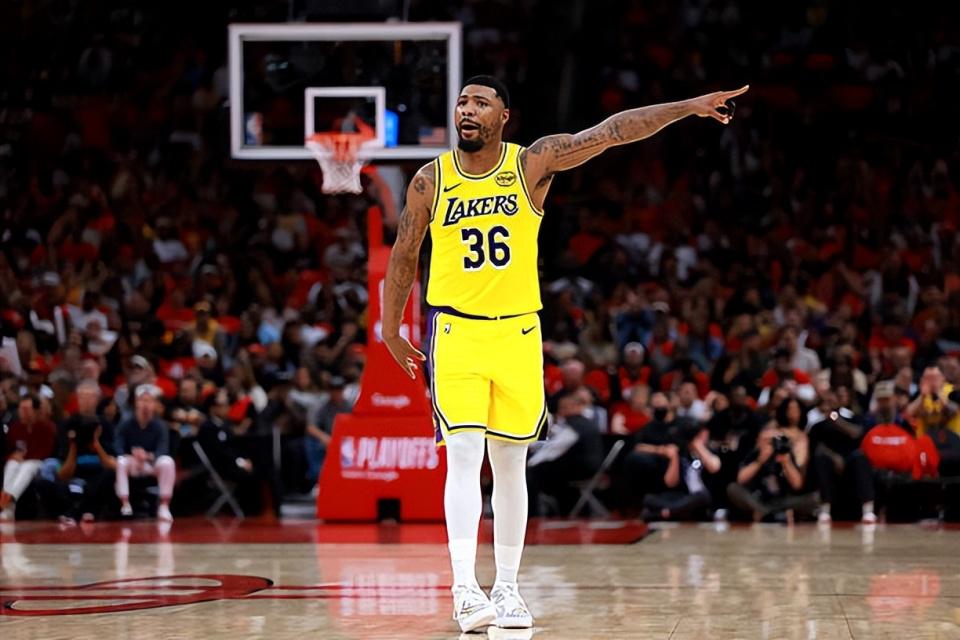 62岁马云现身NBA中国赛！猛拍成龙大腿 与贝克汉姆蔡崇信热聊
